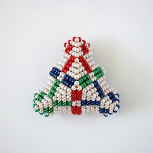 Piros-zöld-kék lépcsős piramis fehér háttérrel, Otthon & Életmód, Dekoráció, Dísztárgy, Gyöngyfűzés, gyöngyhímzés, MESKA