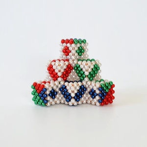 Piros-zöld-kék lépcsős piramis fehér háttérrel - otthon & életmód - dekoráció - dísztárgy - Meska.hu