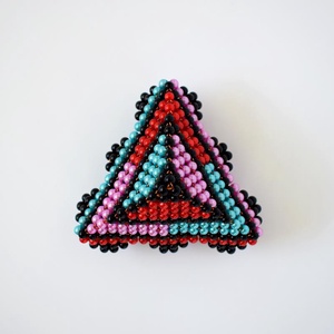 Piros-lila-türkizkék lépcsős piramis fekete ráccsal, Otthon & Életmód, Dekoráció, Dísztárgy, Gyöngyfűzés, gyöngyhímzés, MESKA