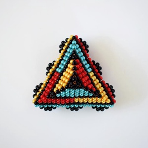 Piros-sárga-türkizkék lépcsős piramis fekete ráccsal, Otthon & Életmód, Dekoráció, Dísztárgy, Gyöngyfűzés, gyöngyhímzés, MESKA