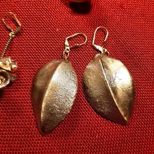 Arany levél fülbevaló Plast-Kitt gyurmából, Ékszer, Fülbevaló, Lógó fülbevaló, Ékszerkészítés, Gyurma, MESKA