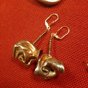 Arany csomó fülbevaló Plast-Kitt gyurmából (nem csak) Szilveszterre! - ékszer - fülbevaló - lógó fülbevaló - Meska.hu