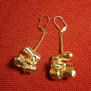 Arany rózsa fülbevaló Plast-Kitt gyurmából (nem csak) Szilveszterre! - ékszer - fülbevaló - lógó fülbevaló - Meska.hu