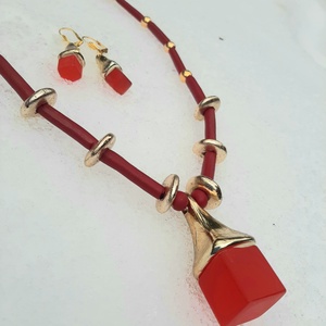 Arany-bordó hosszú lánc-fülbevaló garnitúra műgyanta kockával - Meska.hu