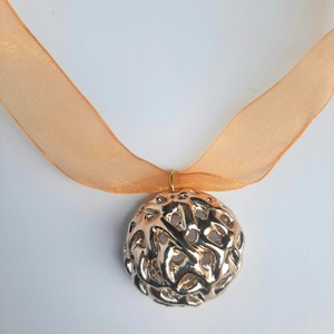  Arany kerek kosárka medál organza szalagon, Ékszer, Nyaklánc, Statement nyaklánc, Ékszerkészítés, Gyurma, MESKA