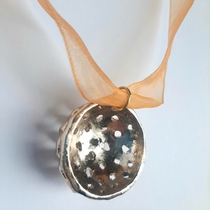  Arany kerek kosárka medál organza szalagon - ékszer - nyaklánc - statement nyaklánc - Meska.hu