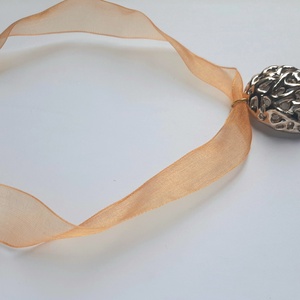  Arany kerek kosárka medál organza szalagon - ékszer - nyaklánc - statement nyaklánc - Meska.hu