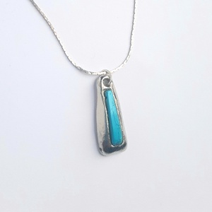 Ezüst kis medál howlit féldrágakővel, Ékszer, Nyaklánc, Medál, Ékszerkészítés, Gyurma, MESKA