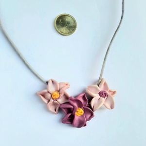Hármas virág nyaklánc bőrszálon - ékszer - nyaklánc - statement nyaklánc - Meska.hu