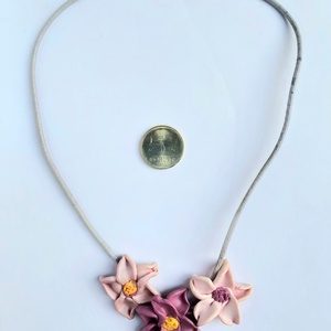 Hármas virág nyaklánc bőrszálon - ékszer - nyaklánc - statement nyaklánc - Meska.hu
