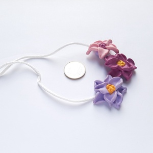 Hármas virág nyaklánc selyem pertlin, Ékszer, Nyaklánc, Statement nyaklánc, Ékszerkészítés, MESKA