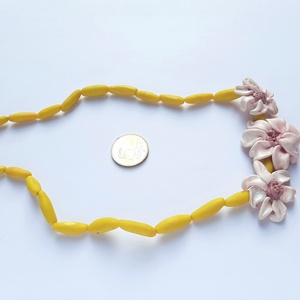 Rózsaszín hármas virág nyaklánc rizsszemekkel, gyöngyházfénnyel - ékszer - nyaklánc - statement nyaklánc - Meska.hu