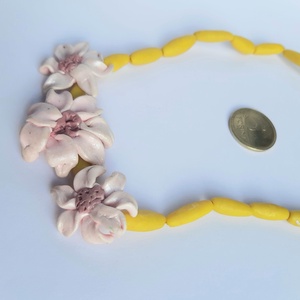 Rózsaszín hármas virág nyaklánc rizsszemekkel, gyöngyházfénnyel - ékszer - nyaklánc - statement nyaklánc - Meska.hu