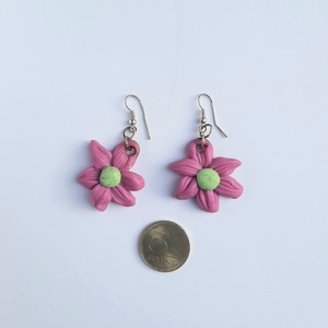 Lila virág fülbevaló zöld középpel, Esküvő, Ékszer, Fülbevaló, Ékszerkészítés, Gyurma, MESKA