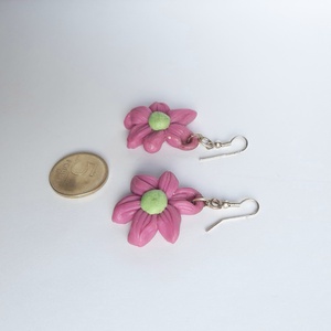 Lila virág fülbevaló zöld középpel - esküvő - ékszer - fülbevaló - Meska.hu