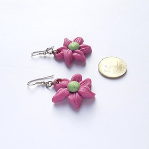 Lila virág fülbevaló zöld középpel - esküvő - ékszer - fülbevaló - Meska.hu