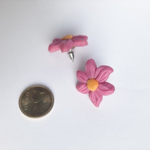 Lila virág fülbevaló sárga középpel - esküvő - ékszer - fülbevaló - Meska.hu