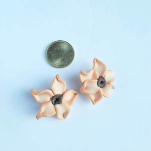 Barackszínű virág klipsz - ékszer - fülbevaló - klipsz - Meska.hu