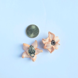 Barackszínű virág klipsz - ékszer - fülbevaló - klipsz - Meska.hu