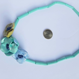 Kék-türkíz-pisztáciaszín hármas virág nyaklánc gyöngyházfénnyel - ékszer - nyaklánc - statement nyaklánc - Meska.hu