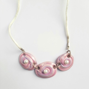 Ovális három korongos lánc tenyésztett gyönggyel - barackszín-fehér - ékszer - nyaklánc - statement nyaklánc - Meska.hu