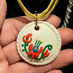 Magyar népies mintás nyaklánc fehér alapon 1 - Meska.hu