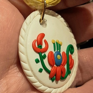 Magyar népies mintás nyaklánc fehér alapon 1 - ékszer - nyaklánc - medál - Meska.hu