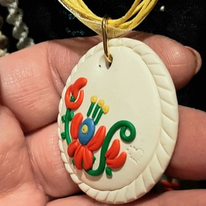 Magyar népies mintás nyaklánc fehér alapon 1 - ékszer - nyaklánc - medál - Meska.hu