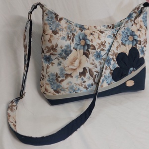 Virágos táska kékben, Táska & Tok, Kézitáska & válltáska, Vállon átvethető táska, Horgolás, Varrás, MESKA