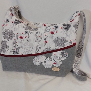 Virágos táska szürkében, Táska & Tok, Kézitáska & válltáska, Vállon átvethető táska, Varrás, MESKA