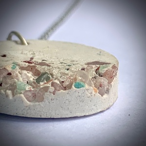 Egyedi beton medál színes ásványokkal, ezüst színű nyakláncon - ékszer - nyaklánc - medálos nyaklánc - Meska.hu