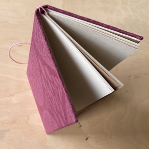 Selymesen fénylő, fésült pamut borítós füzettartó, füzetborító, traveller's notebook, A/5, keménytáblás, lila  - otthon & életmód - papír, írószer - könyv- és füzetborító - Meska.hu