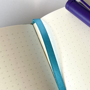 Pontozott A/6 méretű, keménytáblás zsebnotesz, jegyzetkönyv, napló, bullet journal, Oscha Sekai borítóval - otthon & életmód - papír, írószer - jegyzetfüzet & napló - Meska.hu