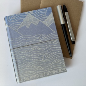 Hegyek és hullámok acélkék textilborítós füzettartó, füzetborító, traveller's notebook, A/5, keménytáblás - Meska.hu