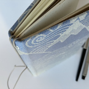 Hegyek és hullámok acélkék textilborítós füzettartó, füzetborító, traveller's notebook, A/5, keménytáblás - otthon & életmód - papír, írószer - könyv- és füzetborító - Meska.hu