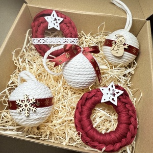 Bordó karácsonyi díszek dobozban, Karácsony, Karácsonyi lakásdekoráció, Karácsonyfadíszek, Horgolás, MESKA