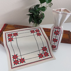 Tiszavidéki, beregi keresztszemes hímzett kisterítő és bortartó szett (1.) - otthon & életmód - konyhafelszerelés, tálalás - tálalás - tálalás - Meska.hu