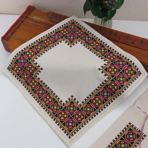 Tiszavidéki, beregi keresztszemes hímzett kisterítő és bortartó szett (2.) - otthon & életmód - konyhafelszerelés, tálalás - tálalás - tálalás - Meska.hu