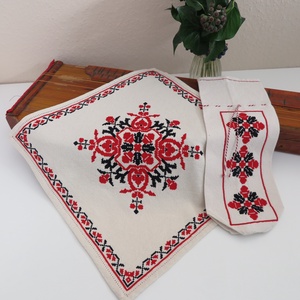 Tiszavidéki, beregi keresztszemes hímzett kisterítő és bortartó szett (3.) - otthon & életmód - konyhafelszerelés, tálalás - tálalás - terítő - Meska.hu