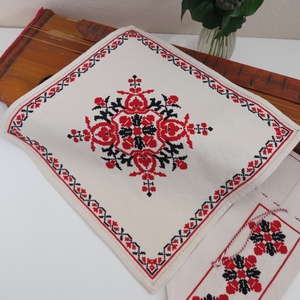 Tiszavidéki, beregi keresztszemes hímzett kisterítő és bortartó szett (3.) - otthon & életmód - konyhafelszerelés, tálalás - tálalás - terítő - Meska.hu