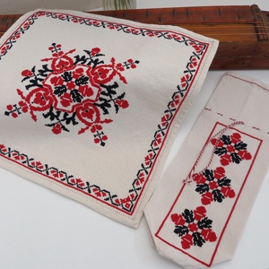 Tiszavidéki, beregi keresztszemes hímzett kisterítő és bortartó szett (3.) - otthon & életmód - konyhafelszerelés, tálalás - tálalás - terítő - Meska.hu