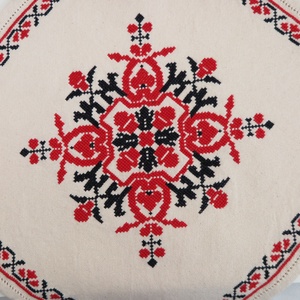 Tiszavidéki, beregi keresztszemes hímzett kisterítő és bortartó szett (3.) - otthon & életmód - konyhafelszerelés, tálalás - tálalás - terítő - Meska.hu