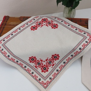 Tiszavidéki, beregi keresztszemes hímzett kisterítő és bortartó szett (9.) - otthon & életmód - konyhafelszerelés, tálalás - tálalás - tálalás - Meska.hu