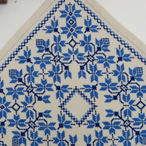 Tiszavidéki, beregi keresztszemes hímzett kisterítő és bortartó szett (11.) - otthon & életmód - konyhafelszerelés, tálalás - tálalás - tálalás - Meska.hu