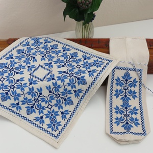 Tiszavidéki, beregi keresztszemes hímzett kisterítő és bortartó szett (11.) - otthon & életmód - konyhafelszerelés, tálalás - tálalás - tálalás - Meska.hu