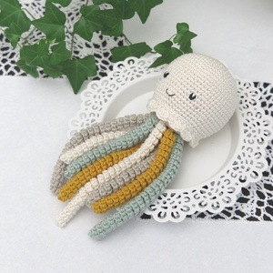 Horgolt krém polip alvóka babajáték - Meska.hu