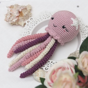 Horgolt vintage rózsaszín polip alvóka babajáték - Meska.hu