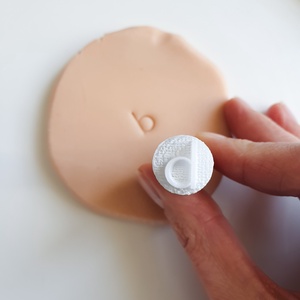 Egyedi logós Bélyegző � Agyagpecsét, kerámiabélyegző, szappanpecsét - kellékek & szerszámok - díszíthető tárgyak - kerámia - Meska.hu