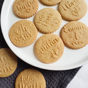 Keksz, mézeskalács, fondant és sütipecsét személyre szabható baba névvel, születési dátummal - otthon & életmód - konyhafelszerelés, tálalás - sütés, főzés - sütidísz - Meska.hu