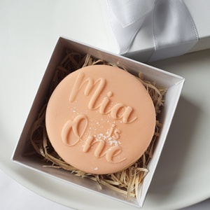 Keksz, mézeskalács, fondant és sütipecsét személyre szabható baba névvel, életkorral - otthon & életmód - konyhafelszerelés, tálalás - sütés, főzés - sütidísz - Meska.hu